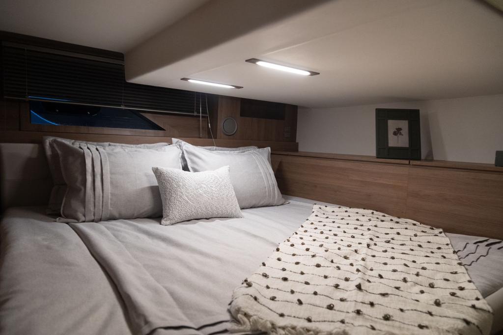 Lancha Solara 410 HT: Luxo, Desempenho e Conforto em Alto Mar