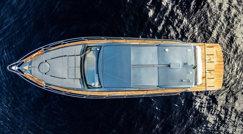 Lancha Solara 410 HT: Luxo, Desempenho e Conforto em Alto Mar