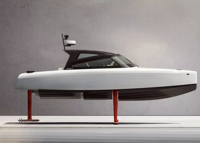 Barco elétrico usa bateria de carro e promete alcance impressionante