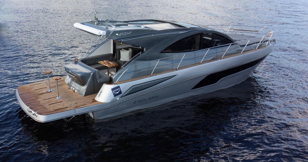 Lancha Solara 410 HT: Luxo, Desempenho e Conforto em Alto Mar