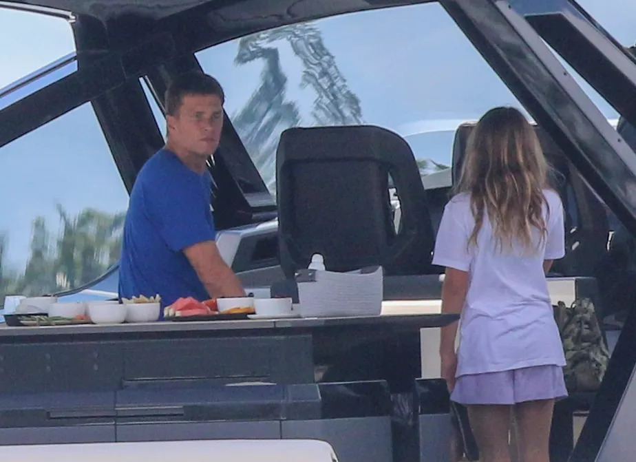 Tom Brady passeia com a filha em iate de quase R$ 30 milhões