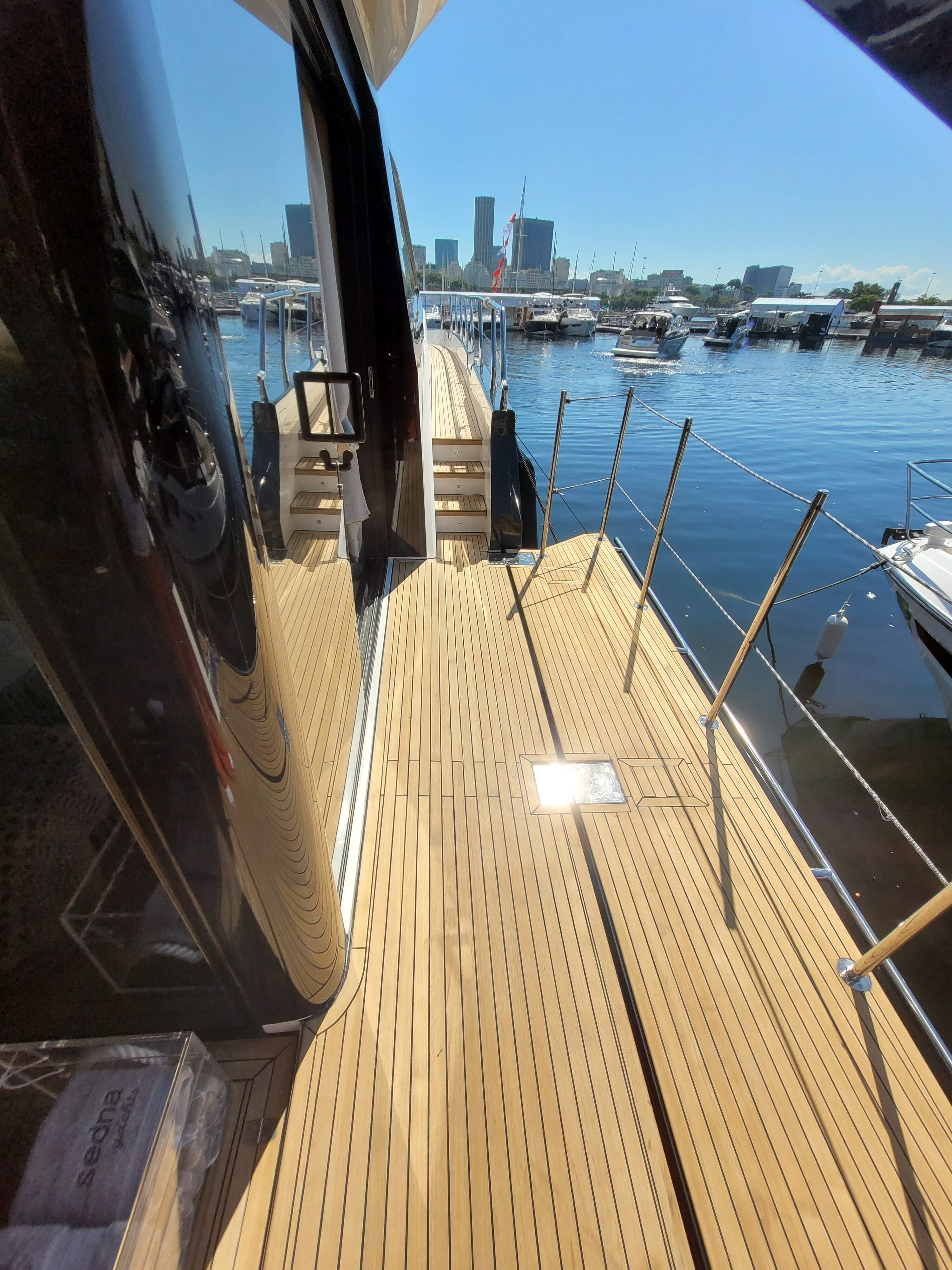 Sedna 78 Aluminum: Sofisticação e Conforto no mar