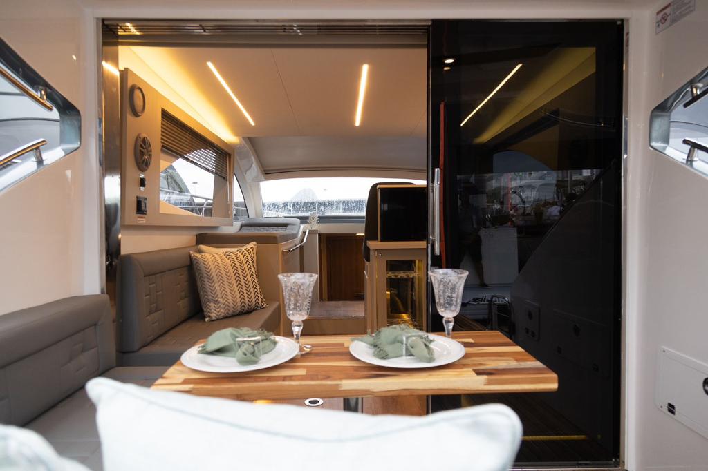 Lancha Solara 410 HT: Luxo, Desempenho e Conforto em Alto Mar