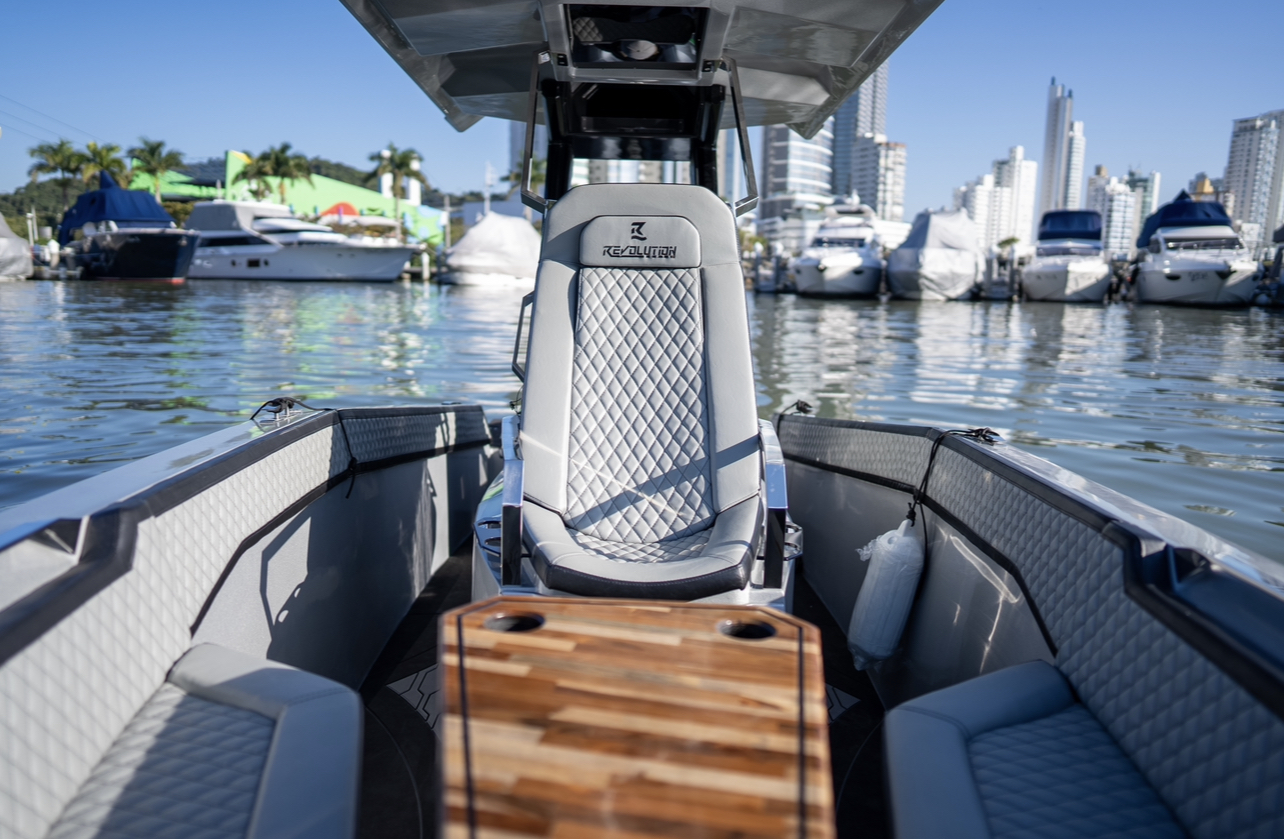 Barco de passeio com conceito Sport Fishing