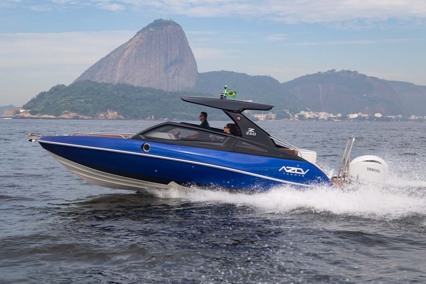 Desempenho, conforto e sofisticação: Azov Z260 Open impressiona em teste na Baía de Guanabara