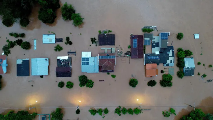 Enchentes no Rio Grande do Sul: barcos e jets contribuem para resgate a vítimas