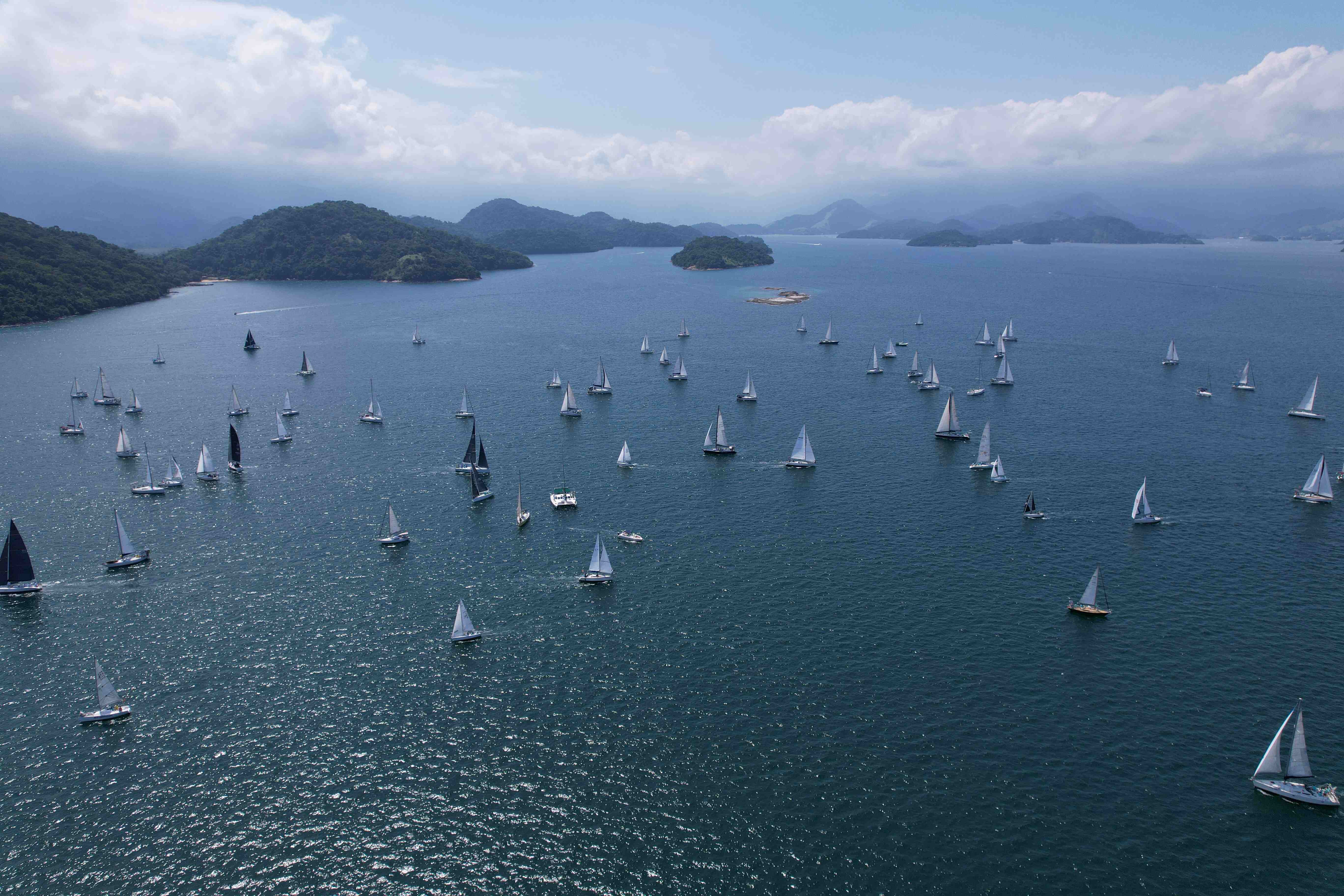 Com mais de 600 velejadores, quinta edição da Regata Bracuhy acontece em Angra dos Reis