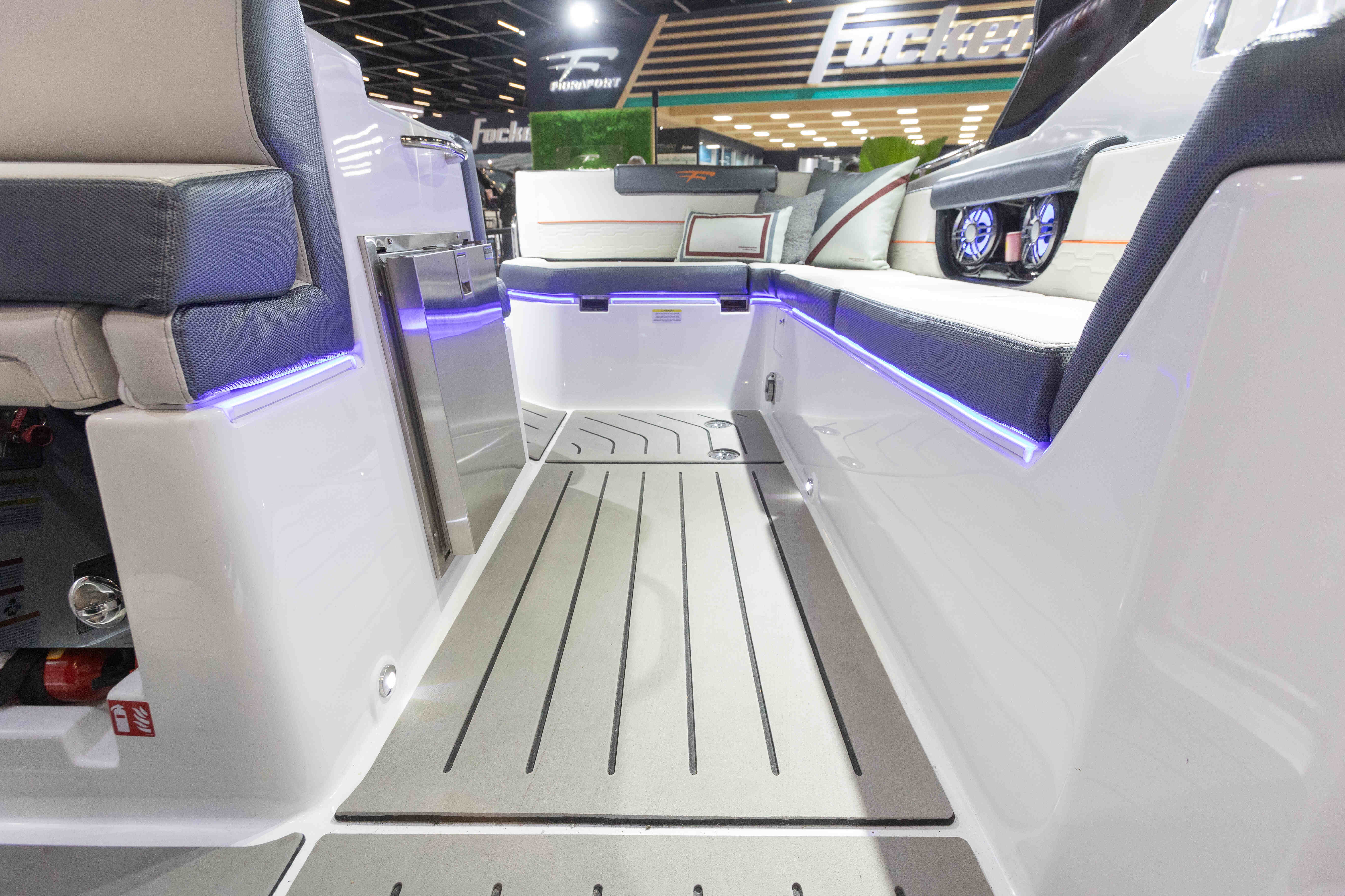 Lançamento: Focker 300 GranTurismo apresenta navegação tecnológica no SP Boat Show