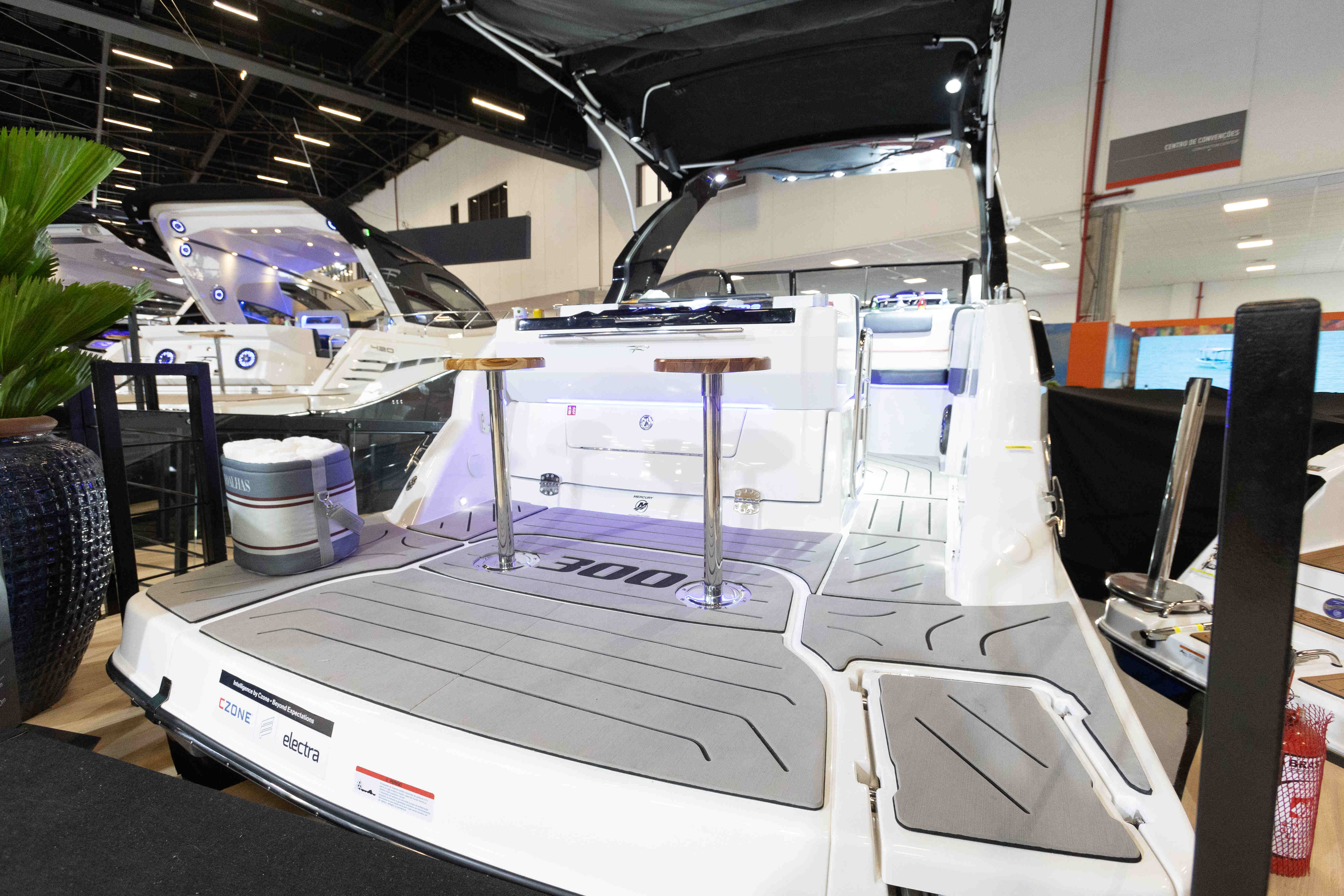 Lançamento: Focker 300 GranTurismo apresenta navegação tecnológica no SP Boat Show