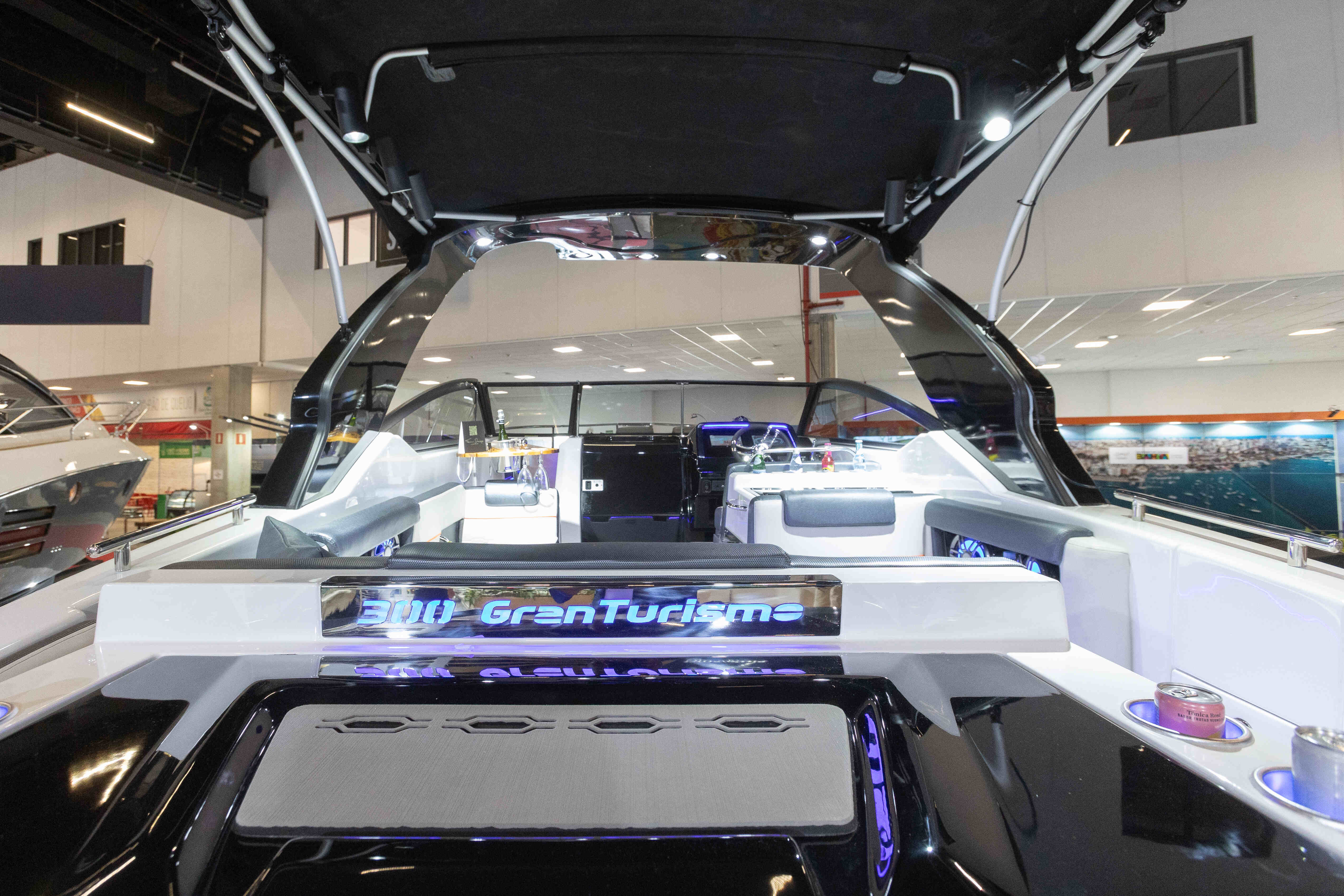 Lançamento: Focker 300 GranTurismo apresenta navegação tecnológica no SP Boat Show