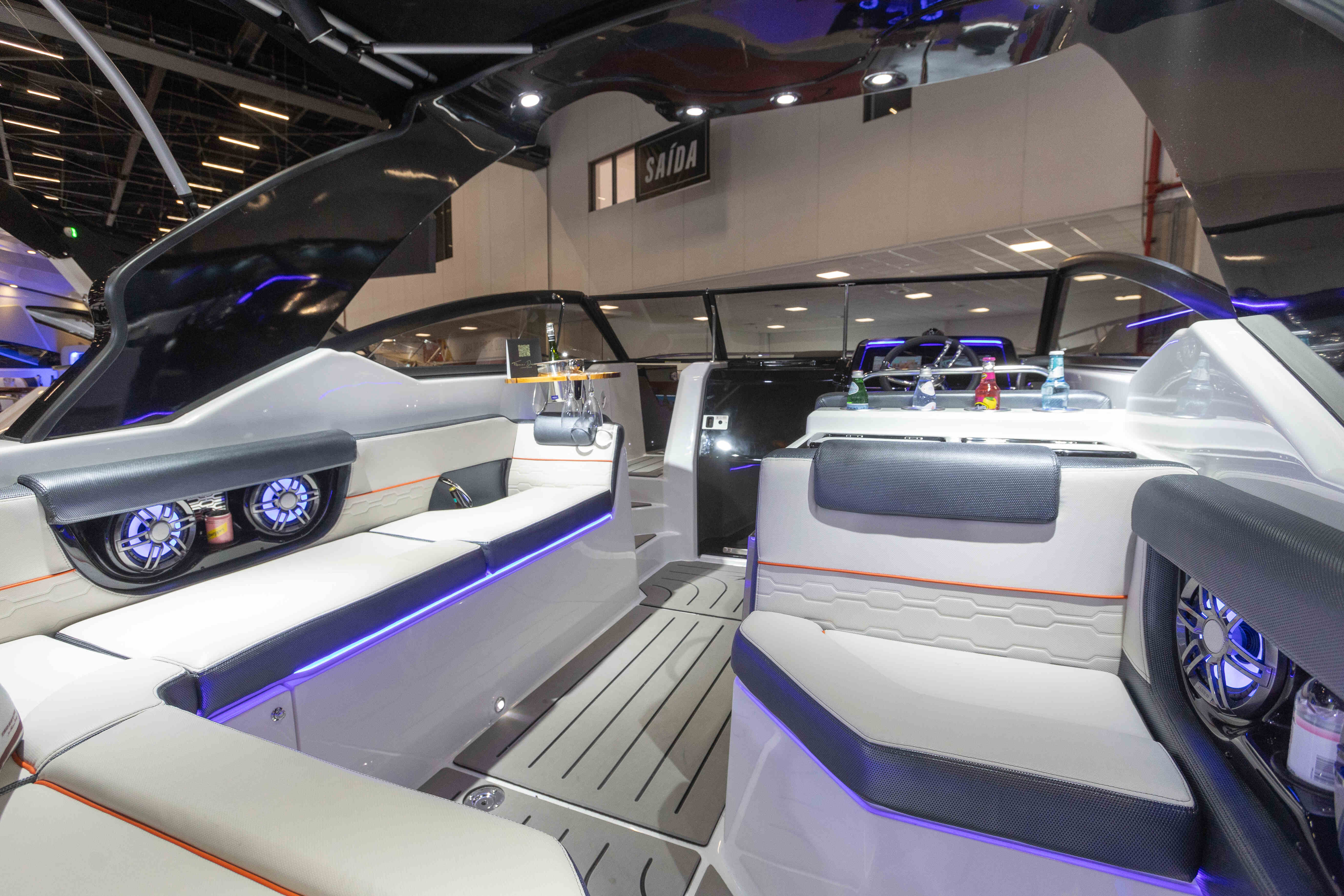 Lançamento: Focker 300 GranTurismo apresenta navegação tecnológica no SP Boat Show