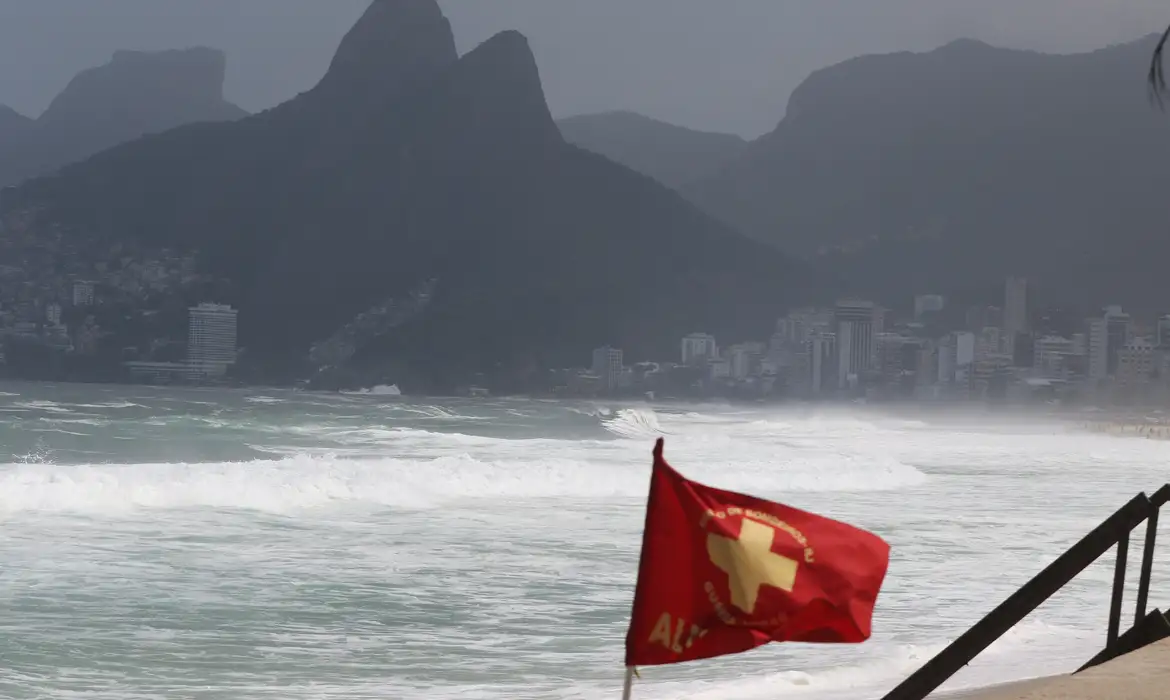 Alerta vermelho: Rio de Janeiro e São Paulo divulgam aviso para ciclone subtropical 