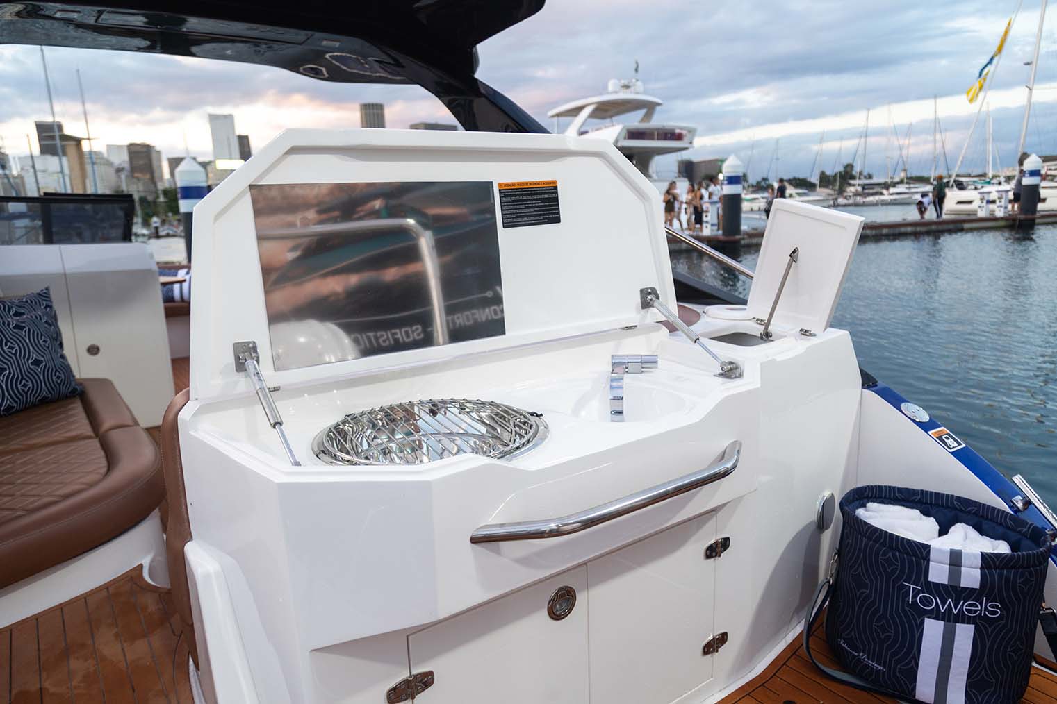 Desempenho, conforto e sofisticação: Azov Z260 Open impressiona em teste na Baía de Guanabara