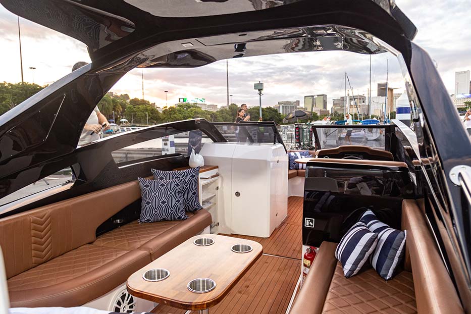 Desempenho, conforto e sofisticação: Azov Z260 Open impressiona em teste na Baía de Guanabara