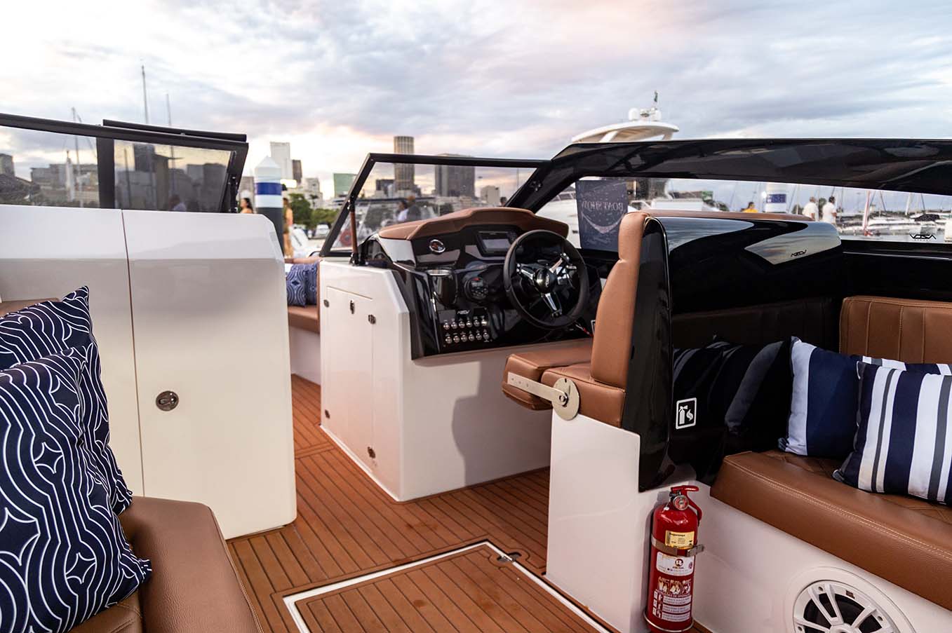 Desempenho, conforto e sofisticação: Azov Z260 Open impressiona em teste na Baía de Guanabara