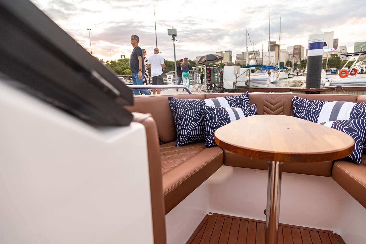 Desempenho, conforto e sofisticação: Azov Z260 Open impressiona em teste na Baía de Guanabara