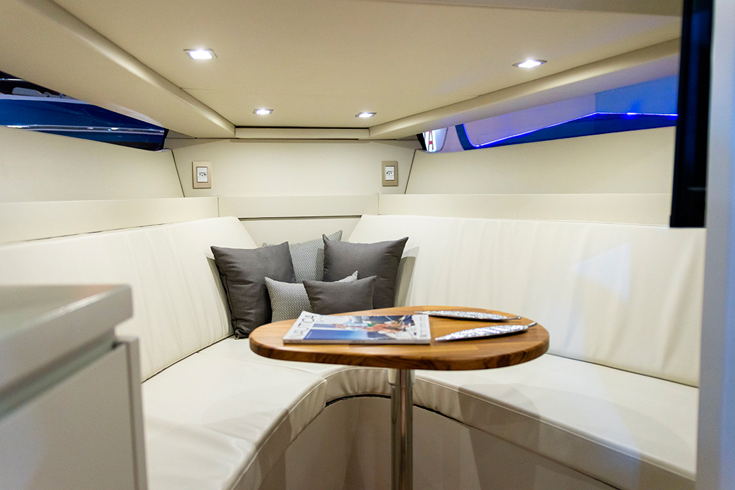 Azov 290C: novo lançamento da Azov Yachts combina sofisticação, esportividade e conforto