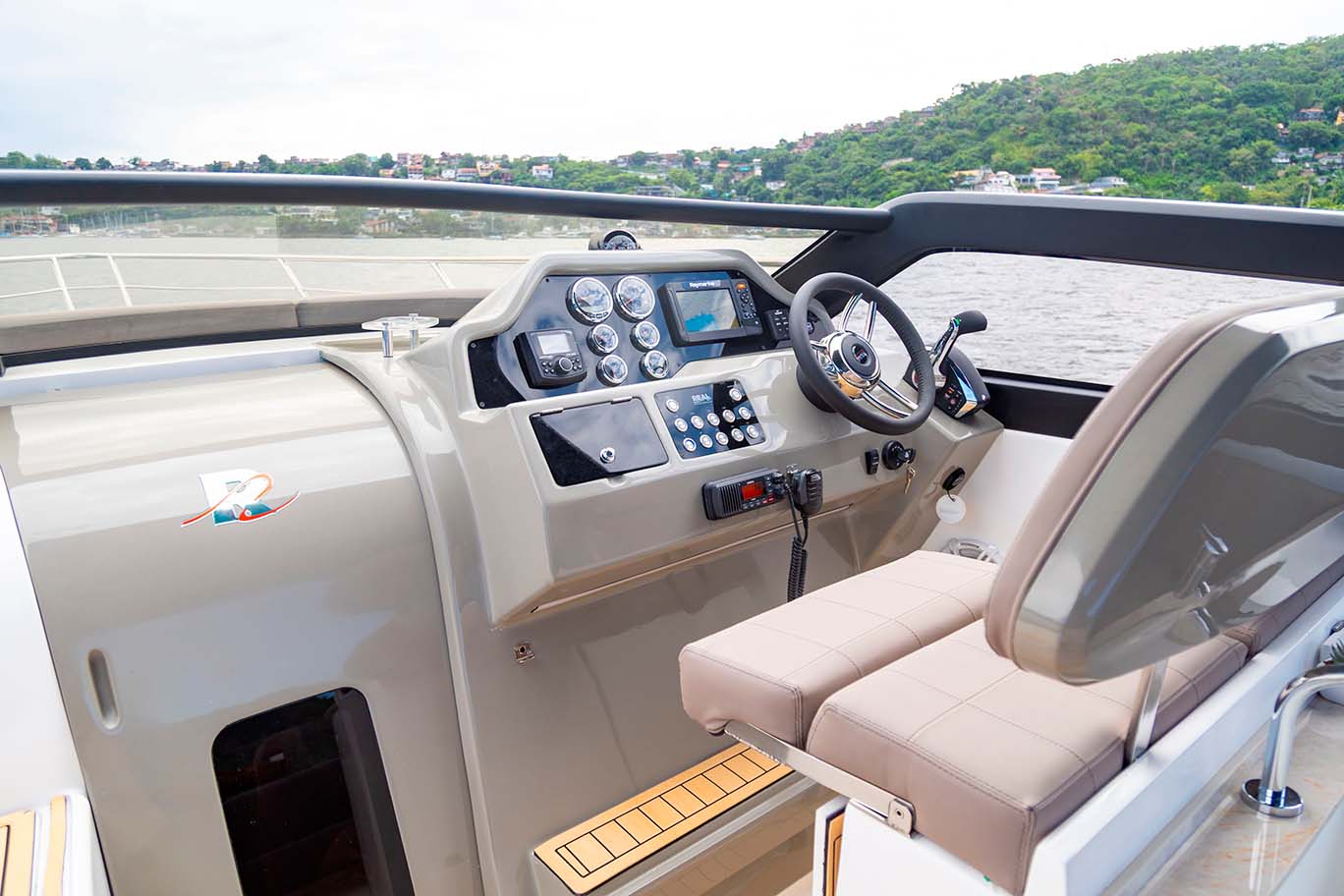 Real 42 Cabriolet se destaca pela motorização de popa com solução inteligente