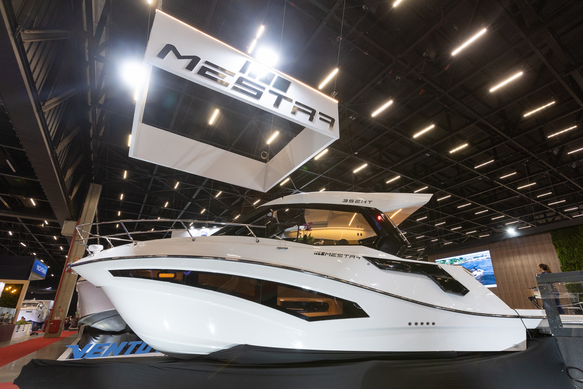Tour 360° pela Mestra 352 HT: lançamento do estaleiro no SP Boat Show 2023