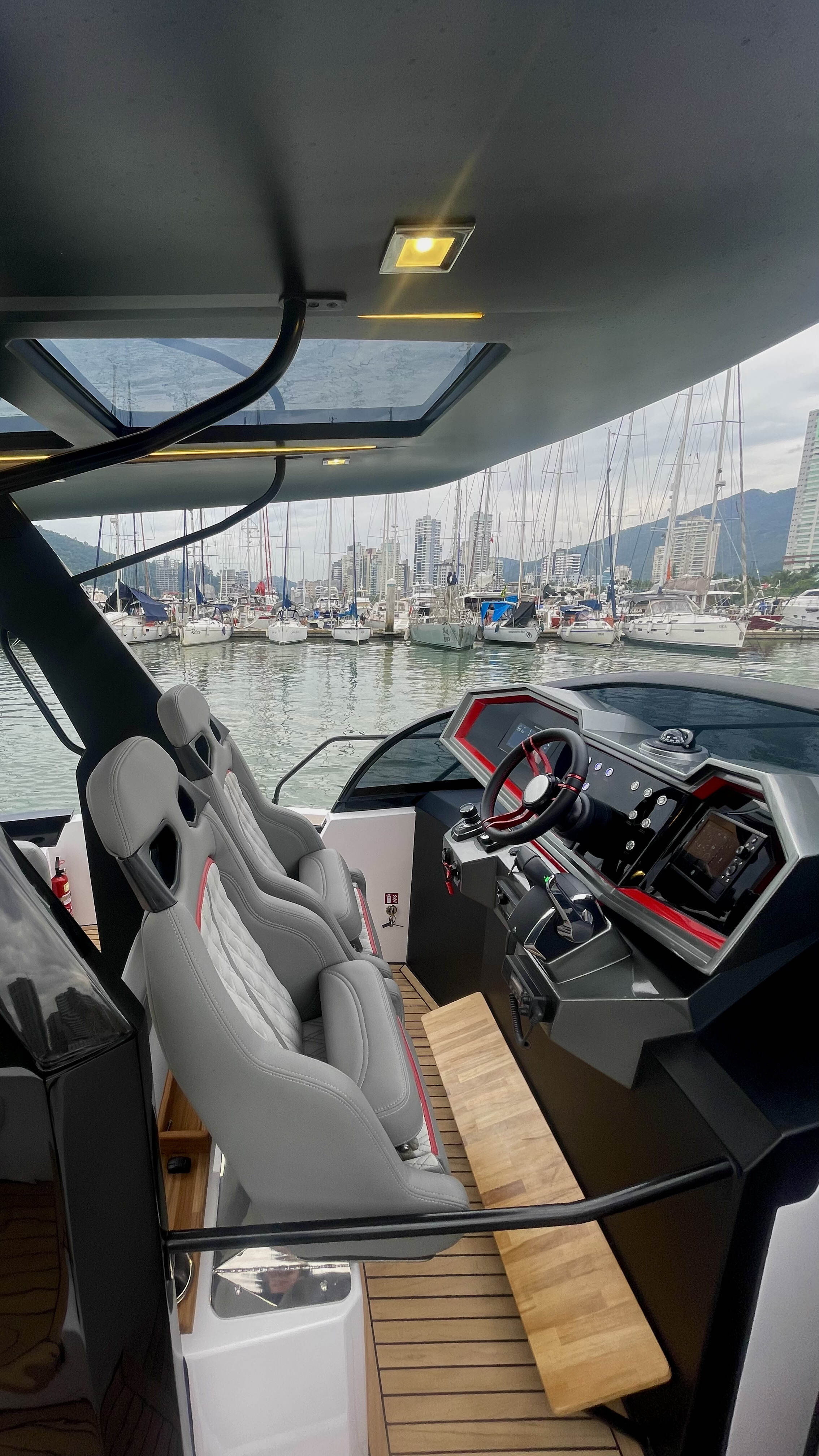 Descubra o Grand Ocean 37: Conforto, Tecnologia e Elegância em Alto Mar