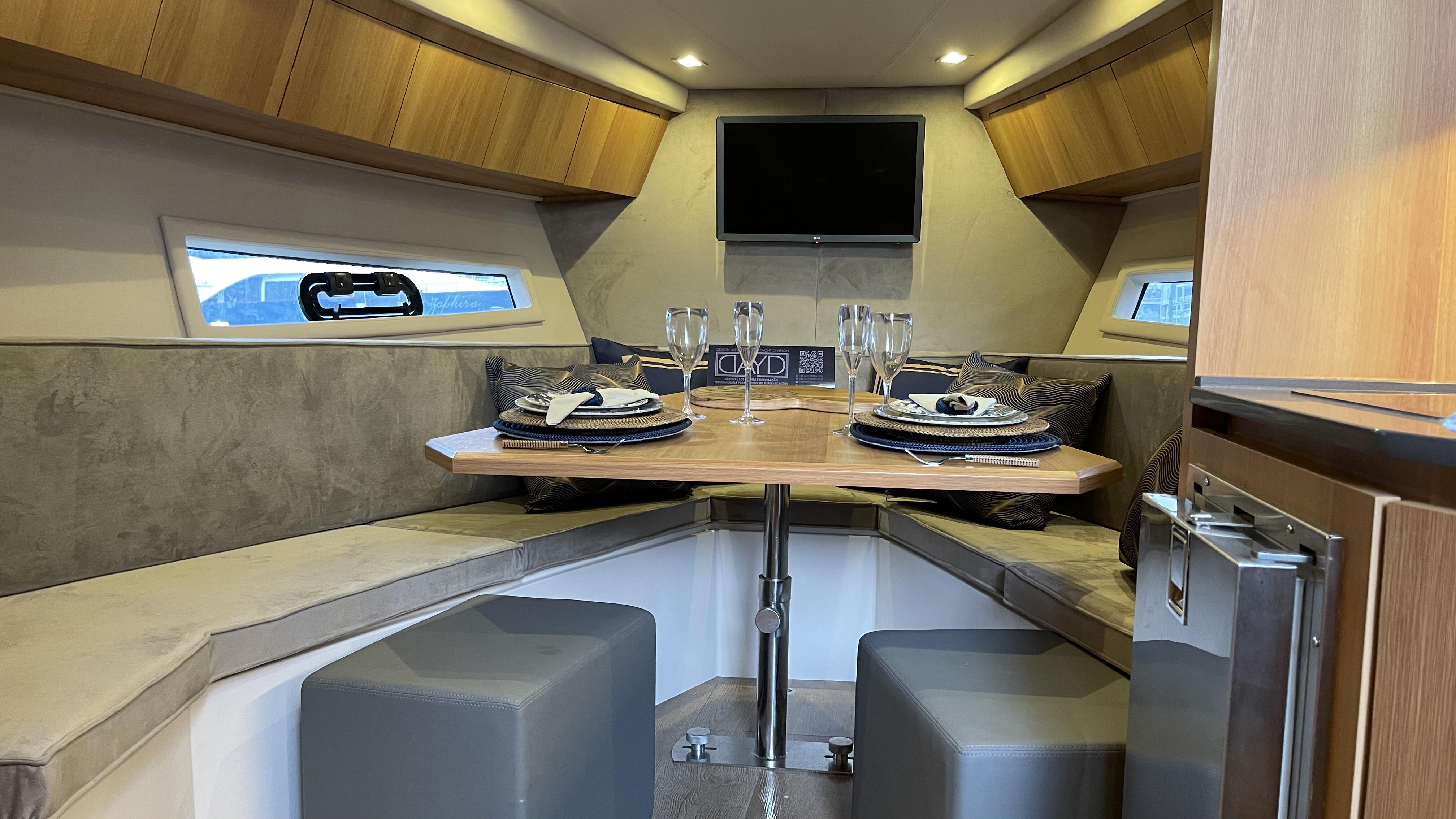 Descubra o Grand Ocean 37: Conforto, Tecnologia e Elegância em Alto Mar