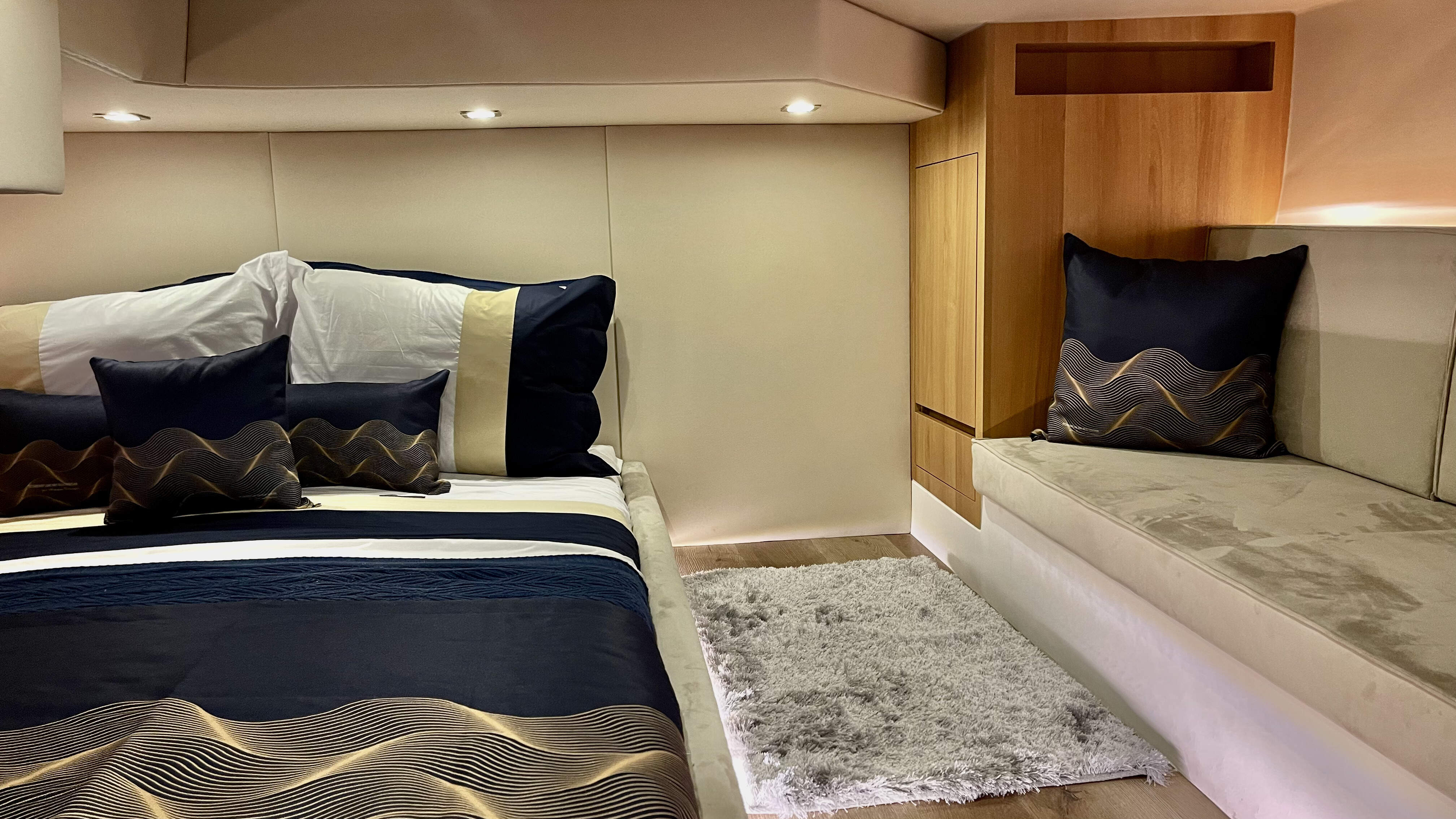 Descubra o Grand Ocean 37: Conforto, Tecnologia e Elegância em Alto Mar