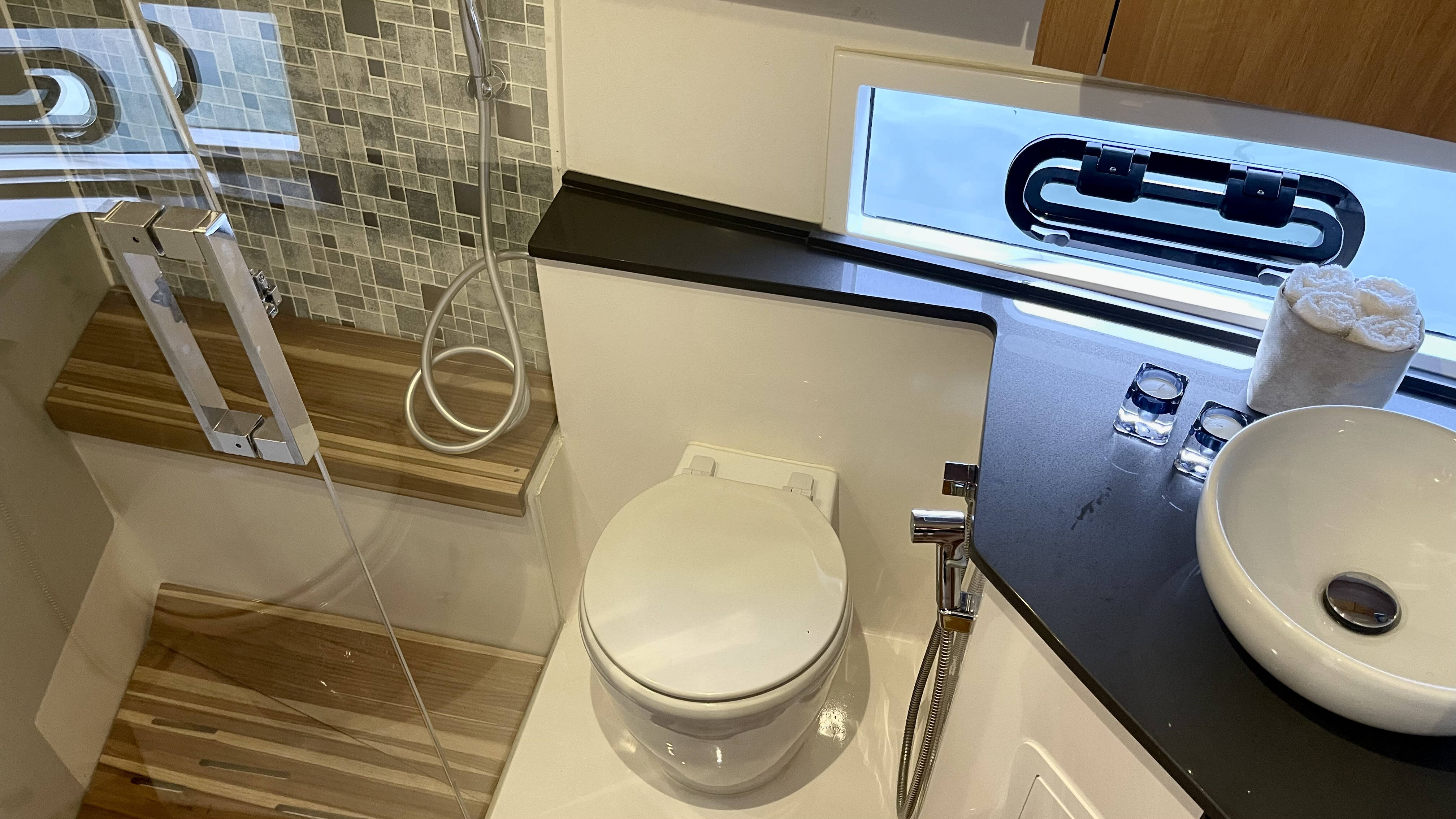 Descubra o Grand Ocean 37: Conforto, Tecnologia e Elegância em Alto Mar
