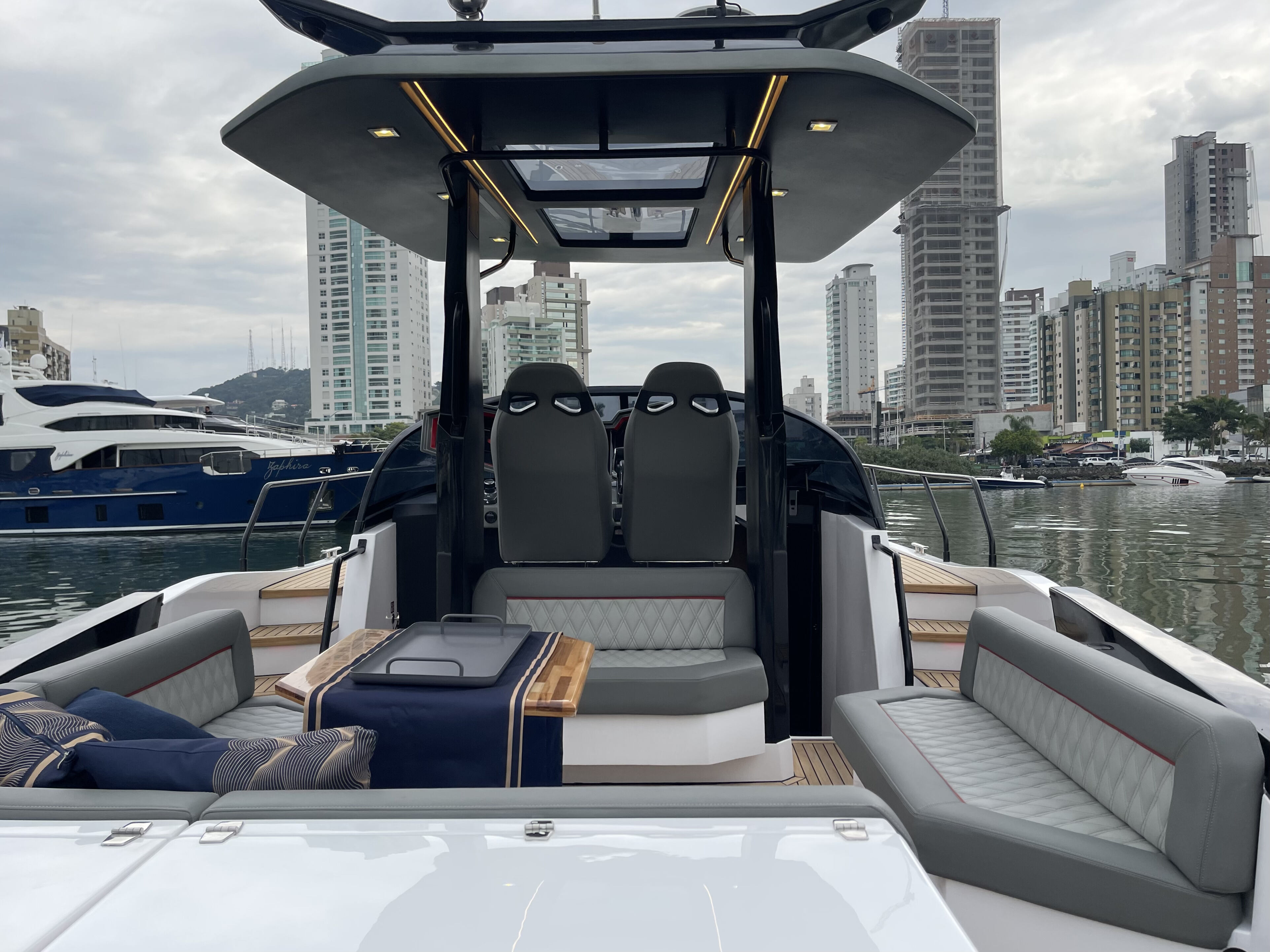 Descubra o Grand Ocean 37: Conforto, Tecnologia e Elegância em Alto Mar