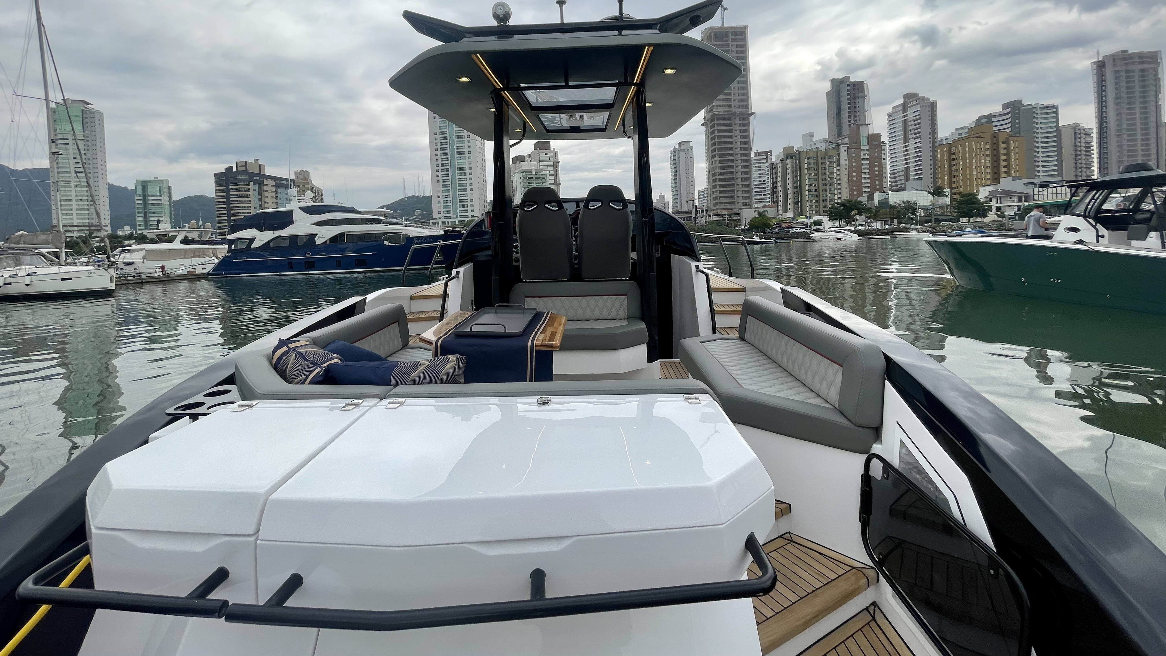 Descubra o Grand Ocean 37: Conforto, Tecnologia e Elegância em Alto Mar