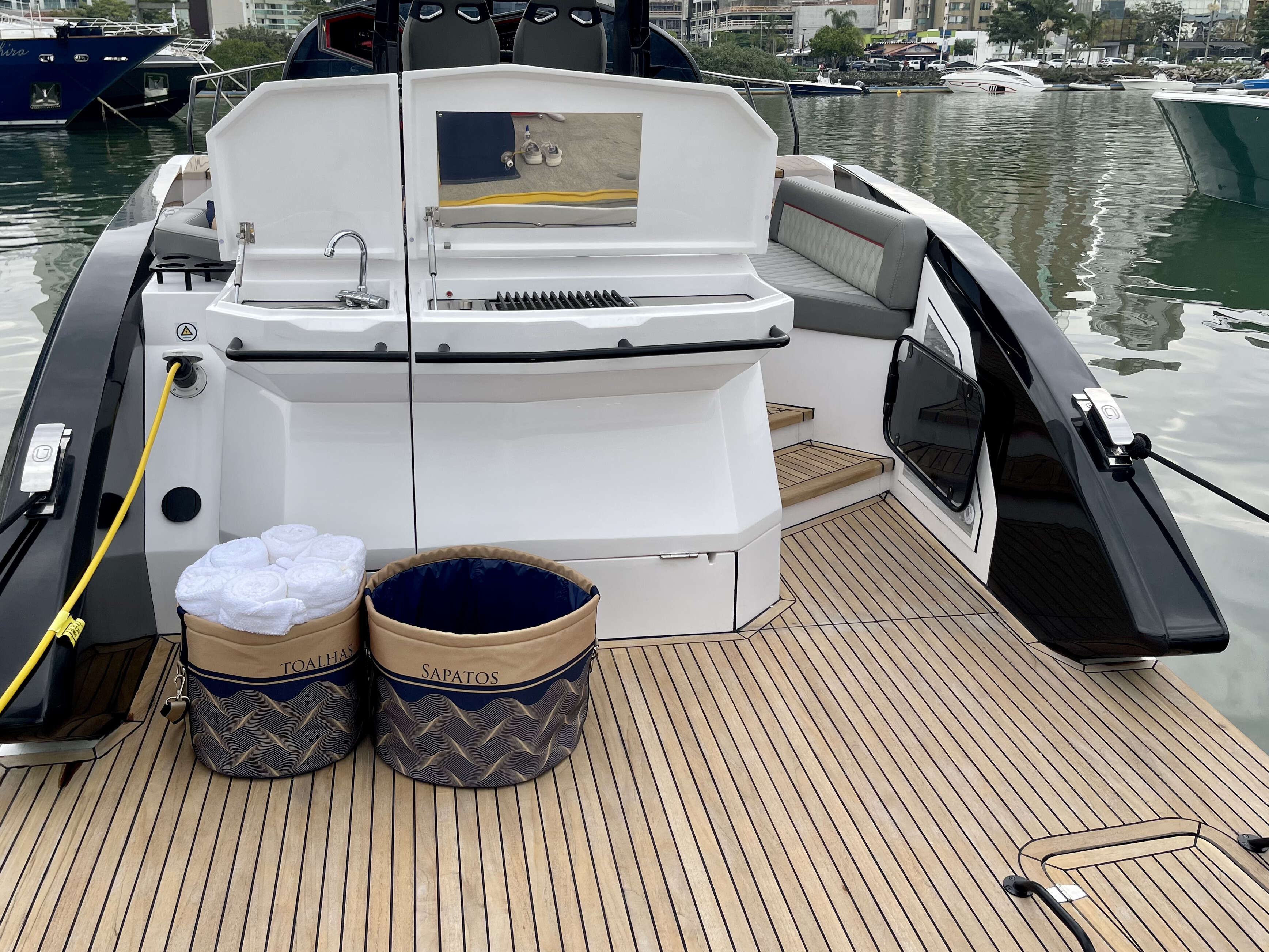 Descubra o Grand Ocean 37: Conforto, Tecnologia e Elegância em Alto Mar
