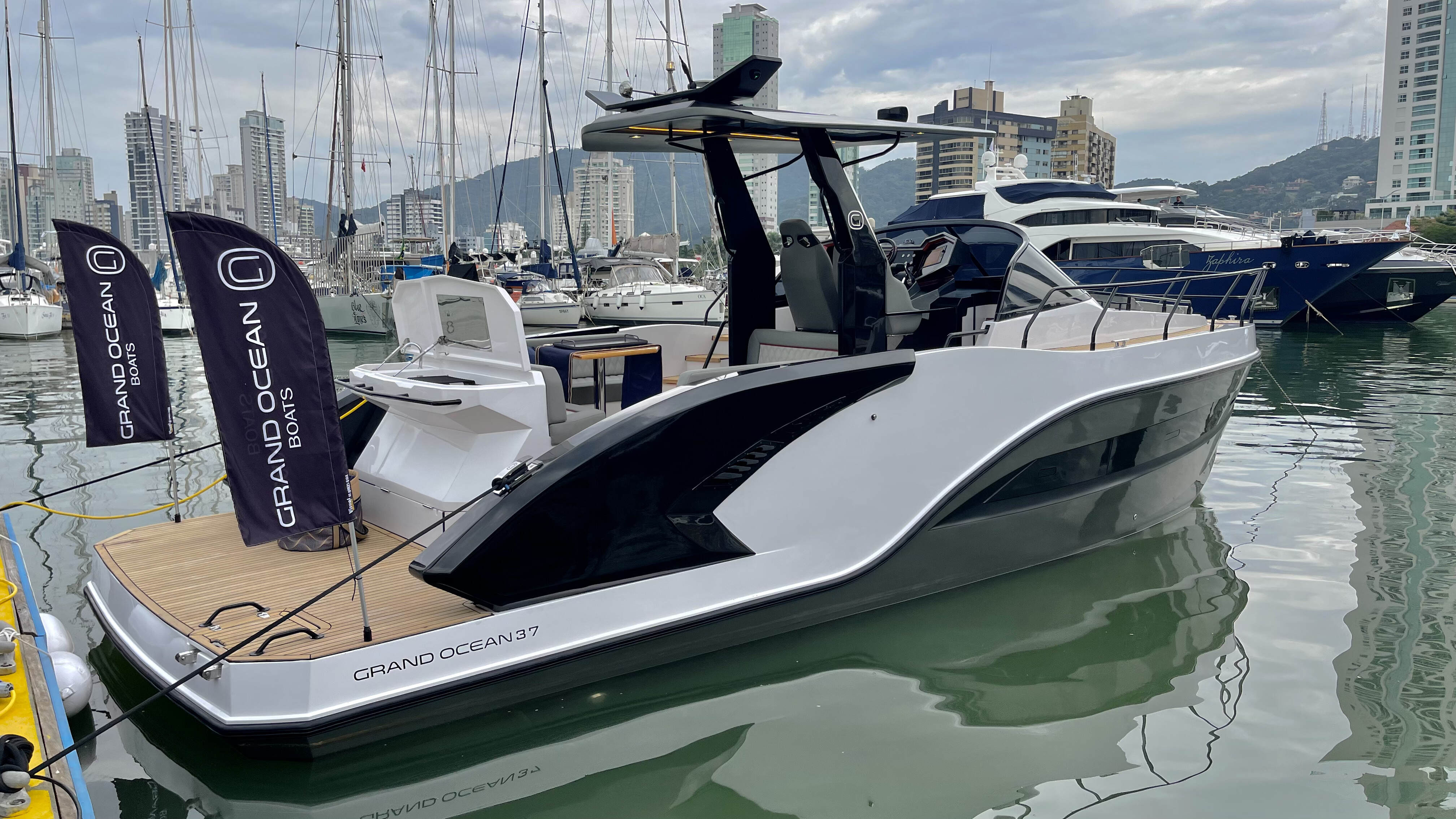 Descubra o Grand Ocean 37: Conforto, Tecnologia e Elegância em Alto Mar