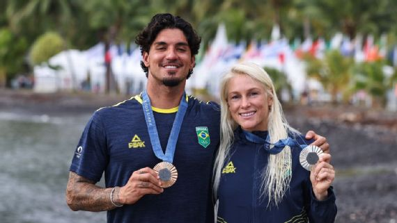 Medina e Tati Weston Webb juntos em Taiti segurando as medalhas