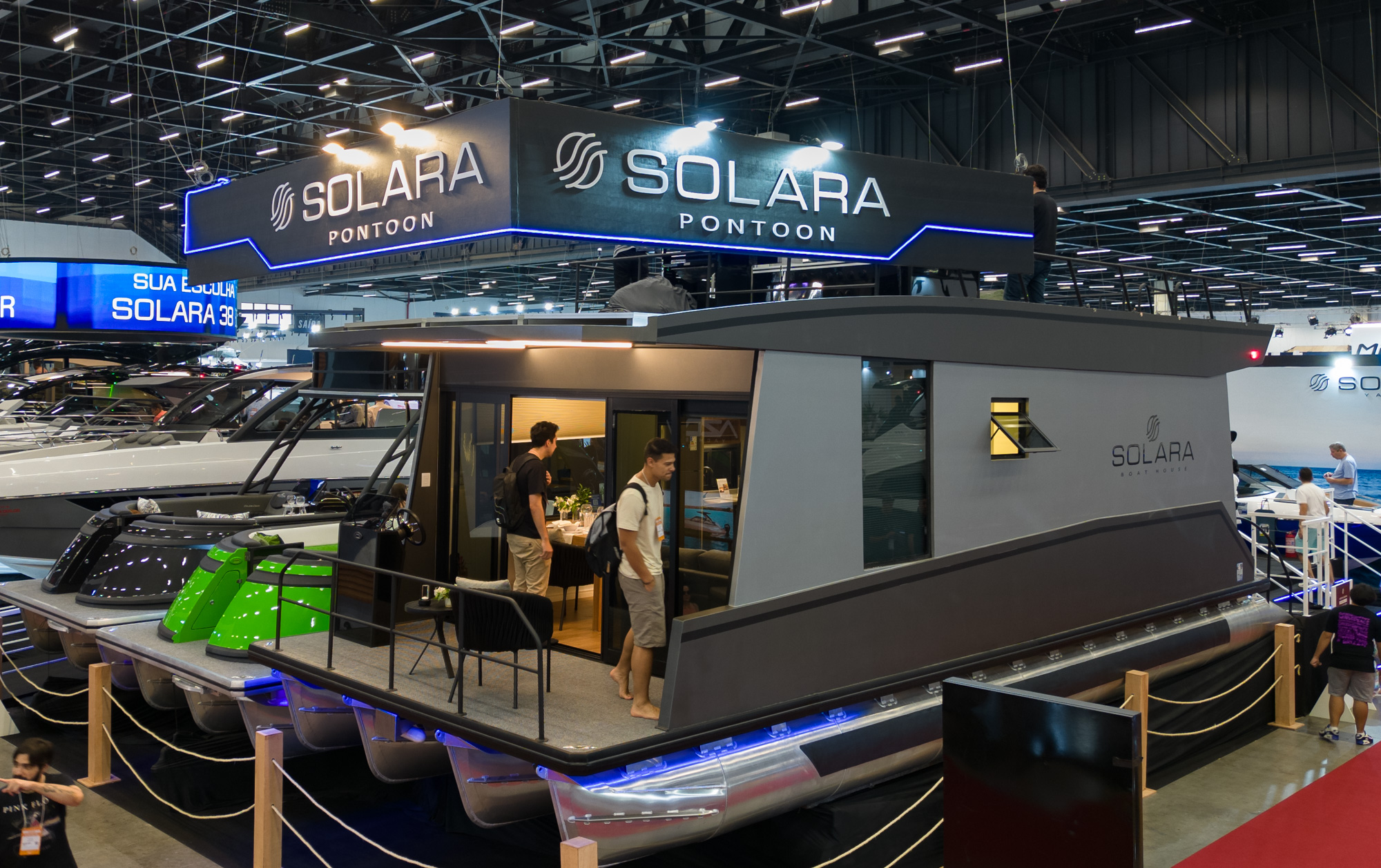Tour 360° pela Solara Boat House: a fusão da casa com o lazer na água