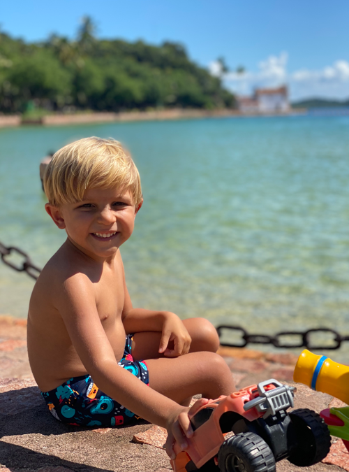 Viver é melhor que sonhar: médica se muda para veleiro com sua família 