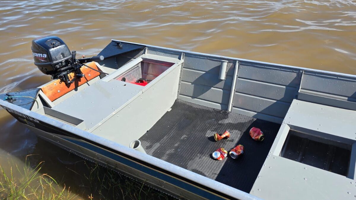 Barco desgovernado com criança a bordo colide com embarcação em SC