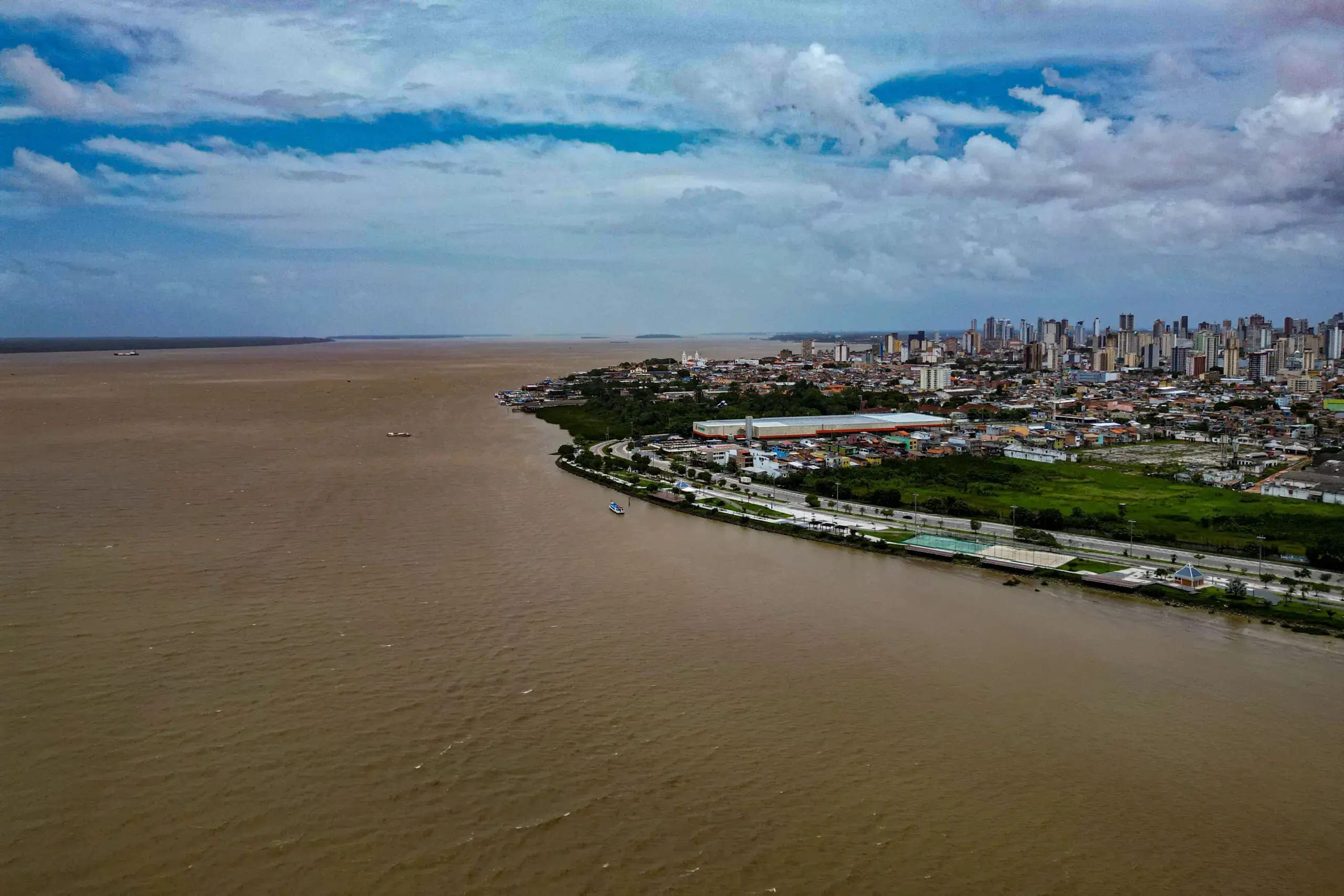 Vista aérea de Belém (PA), com destaque para a orla fluvial e o Terminal Portuário de Outeiro, que receberá navios de cruzeiro durante a COP 30.