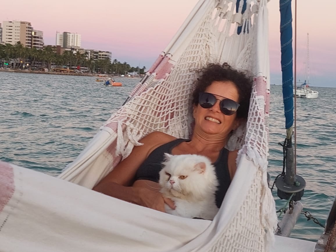 Casal vive com seus gatos em veleiro-catamarã