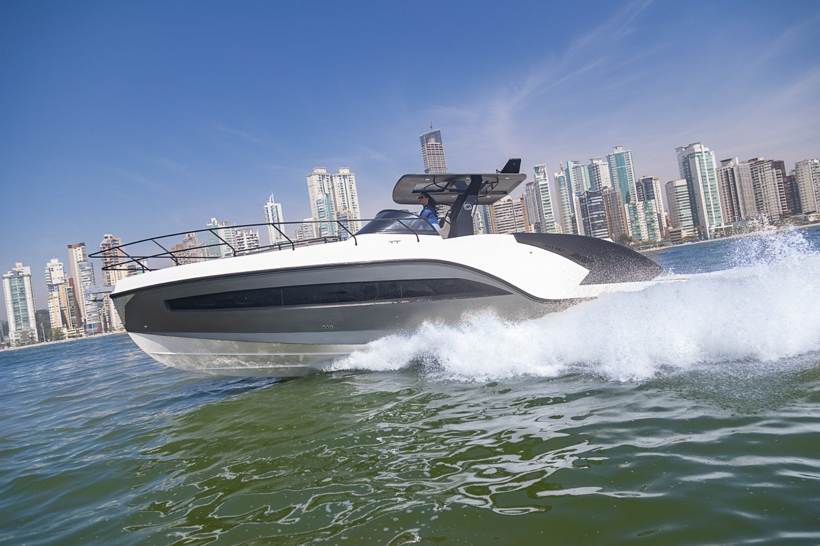 Teste 360° Grand Ocean 37: 5 destaques da embarcação que une esportividade e conforto