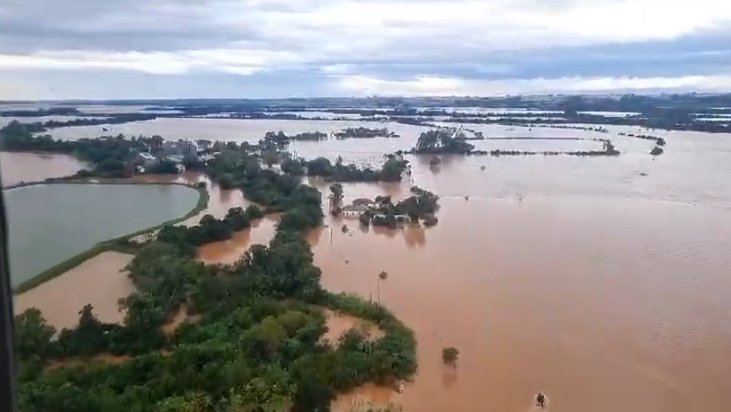Enchentes no Rio Grande do Sul: barcos e jets contribuem para resgate a vítimas
