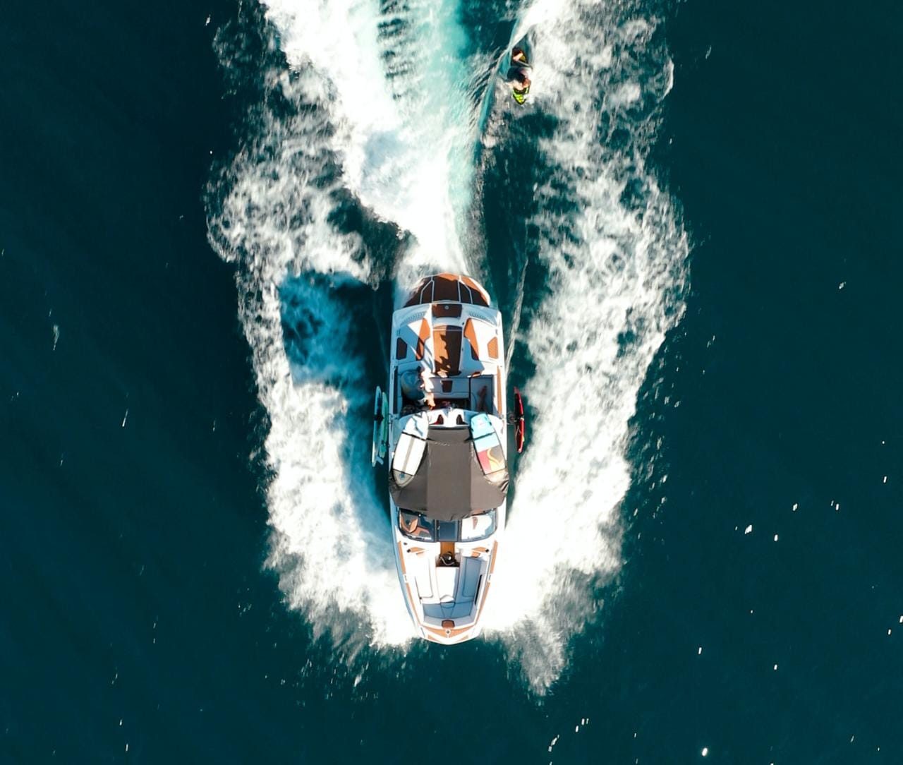 Por que a velocidade dos barcos é medida em nós?