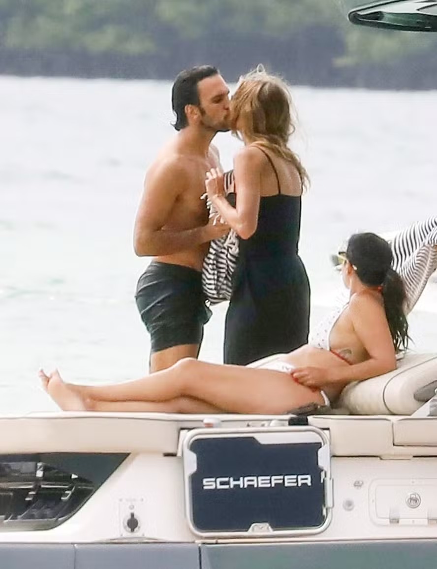 Gisele Bündchen e Joaquim Valente curtem passeio de Schaefer V44 em Miami