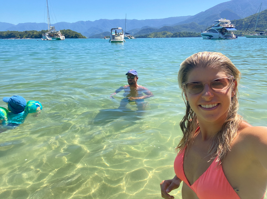 Viver é melhor que sonhar: médica se muda para veleiro com sua família 