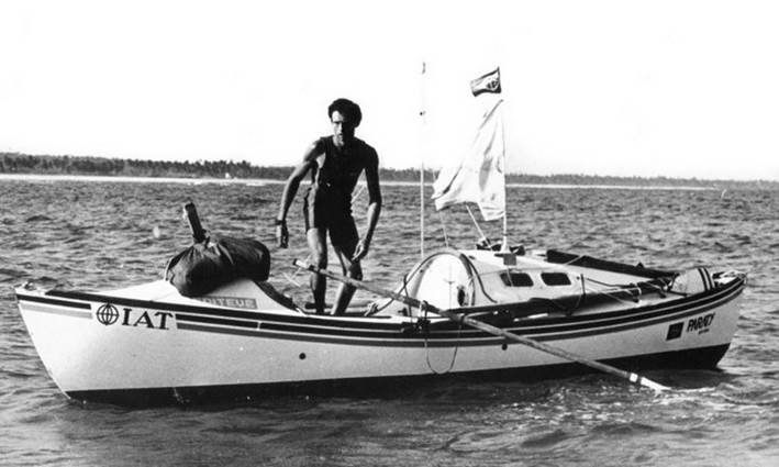 Amyr Klink chegando à Bahia após atravessar o oceano remando sozinho durante 100 dias 