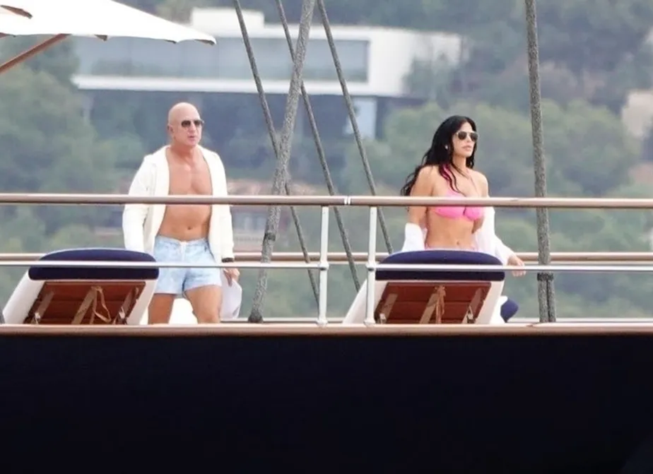 Jeff Bezos foi visto pela primeira vez em seu megaiate, avaliado em R$2,5 bilhões