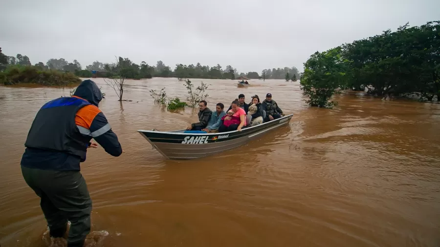 Enchentes no Rio Grande do Sul: barcos e jets contribuem para resgate a vítimas