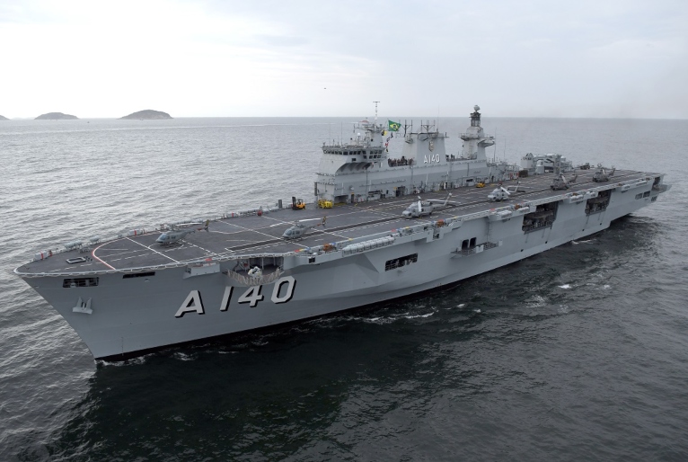 Marinha envia maior navio de guerra da América Latina para apoiar população gaúcha