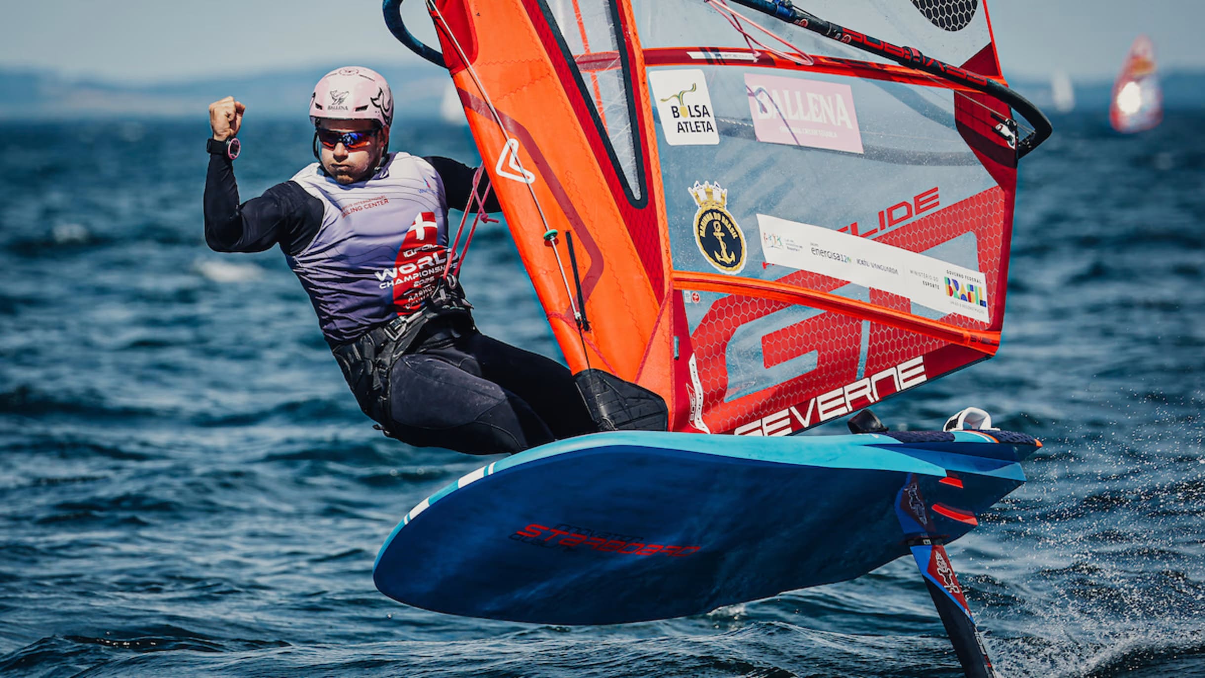 Mateus Isaac faz história e garante top 5 no Mundial de iQFoil 2025 na Dinamarca