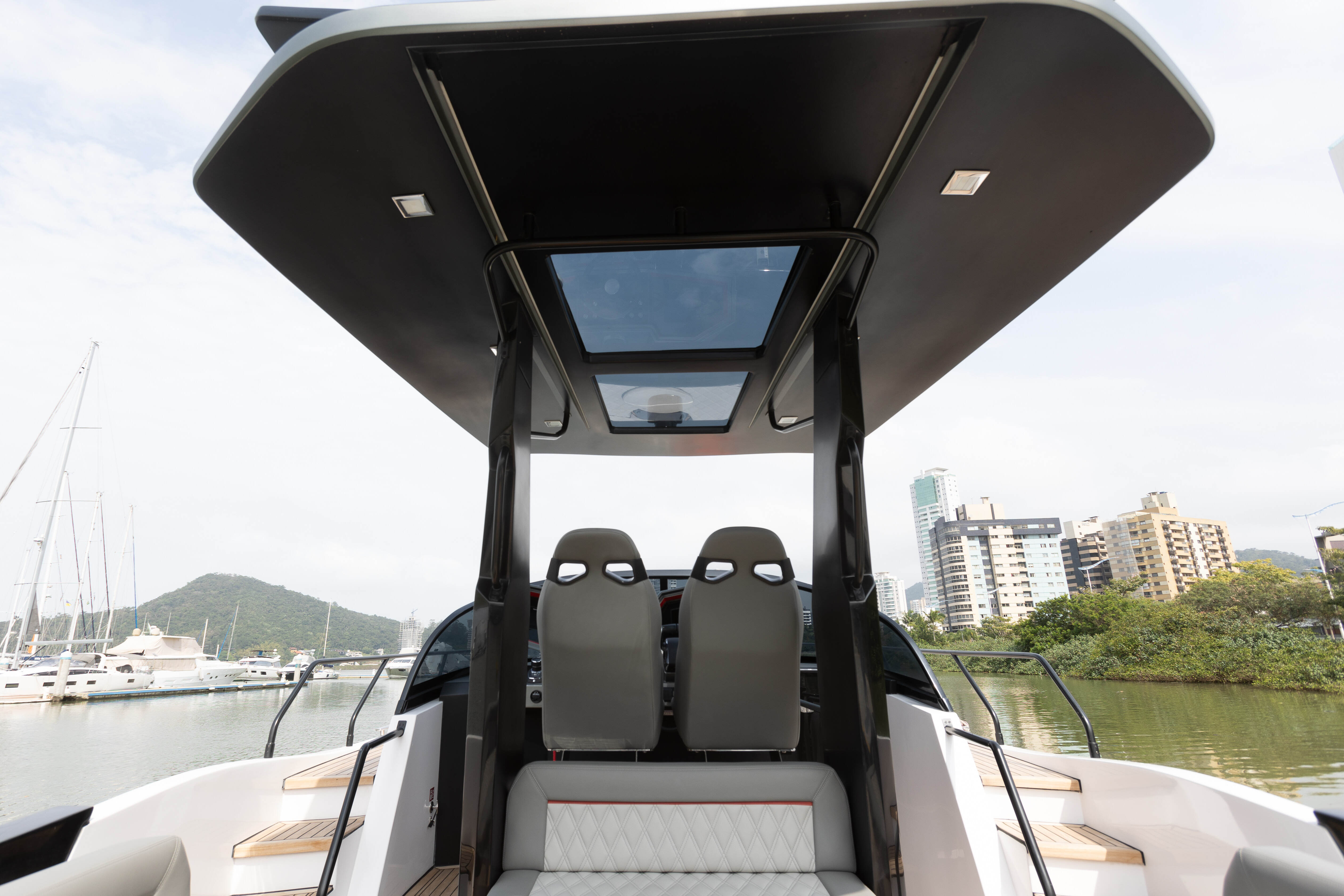 Teste 360° Grand Ocean 37: 5 destaques da embarcação que une esportividade e conforto
