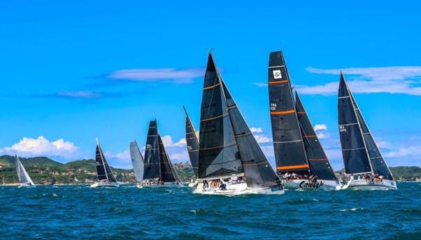 Veleiros competindo durante regata da Búzios Sailing Week em mar aberto no Rio de Janeiro