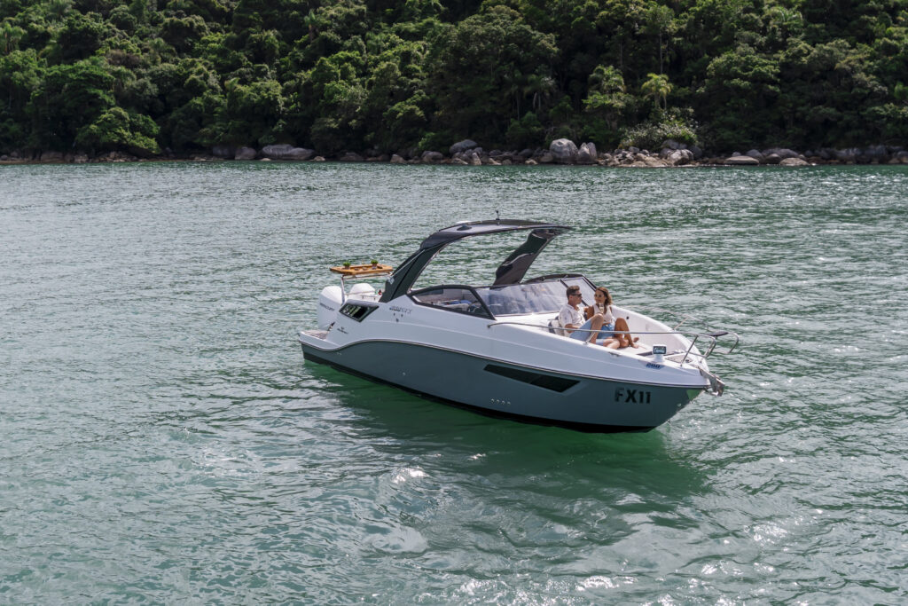 Lancha Fibrafort em passeio tranquilo em lago com casal a bordo